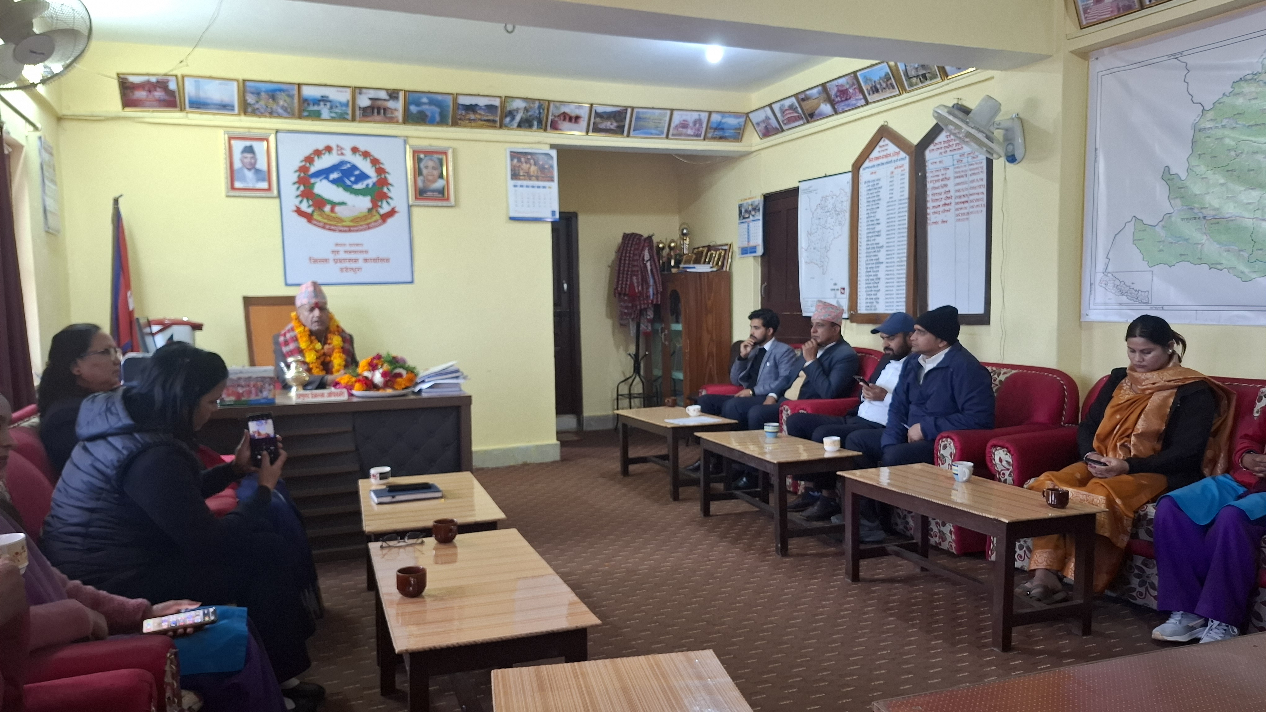 सरुवा भएर जान लाग्नु भएका प्र.जि.अ. श्री जनार्दन गौतमज्यू सँगकाे सामूहिक तस्विर